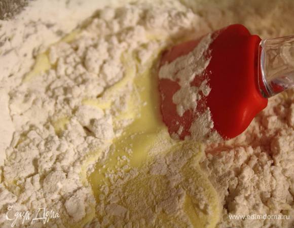 В желтковую смесь просеять муку и крахмал и размешать. Вмешать треть белков лопаткой аккуратно, заворачивающими движениями. Затем еще раз треть и потом последнюю.