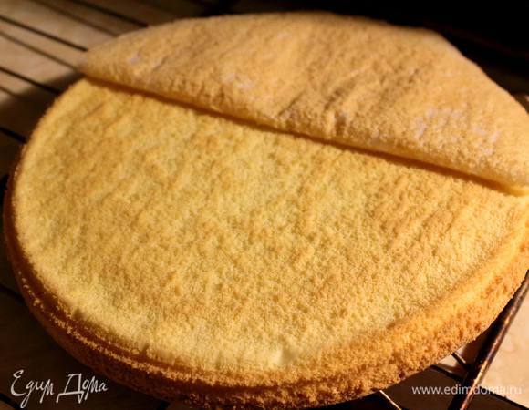 Духовку разогреть до 160°С, в форму застелить  пекарскую бумагу и вылить в нее тесто. Отправить в духовку до готовности.
Готовый бисквит выложить на решетку, снять пергамент и дать остыть.
