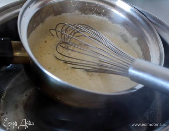 На водяной бане (важно, чтобы вода не кипела), в посуде смешать желтки с кофе и сахаром. Постоянно помешивать венчиком, когда загустеет (около 10 минут ушло у меня) снять с бани и взбить в густую пену.