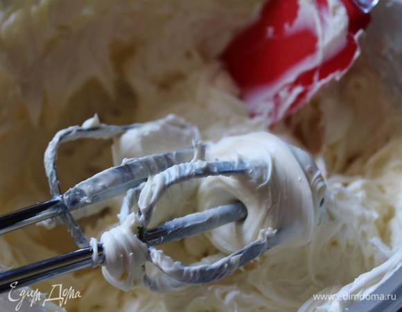 Маскарпоне размешать слегка и за два захода вмешать в яичную смесь. Сливки взбить в густую пену и тоже в 2 захода вмешать в крем.