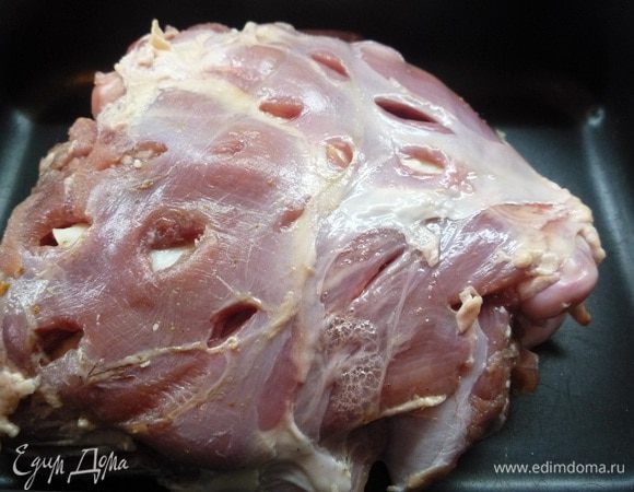 Баранью ногу промыть, обсушить бумажным полотенцем.
Ножом сделать надрезы и нашпиговать ногу чесноком, шпиком и розмарином.