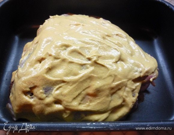 Уложить в форму для запекания и щедро смазать горчицей.