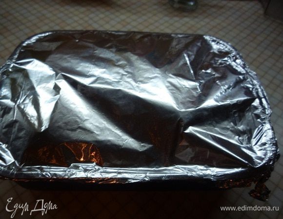 Закрыть фольгой и сразу поставить запекать в заранее разогретую духовку при температуре 200°C в течении 2-2,5 часов.
Фольга используется для того, чтобы баранина не пересыхала, была сочной и равномерно пропеклась.