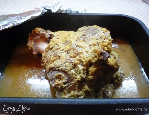 По истечении этого времени форму вытаскиваем из духовки.
Снимаем фольгу.