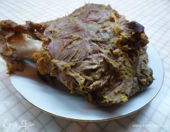 Баранью ногу очищаем от остатков горчицы, нарезаем ломтиками и подаем к столу с клюквенным соусом.
В качестве гарнира к бараньей ноге можно подать запеченные овощи, отварной рис или картофельное пюре.