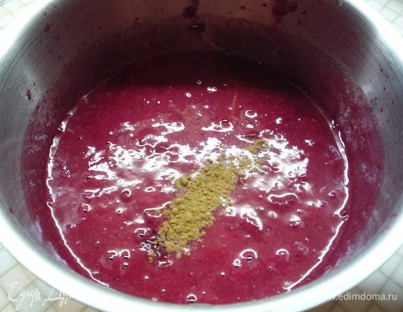 Для приготовления соуса в сотейник высыпаем клюкву, добавляем мед, вино, всыпаем специи, солим, перчим и варим в течении 10 минут. Затем перебиваем все блендером.