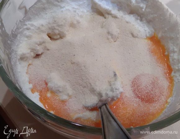 Добавить желтки и манку. Вымешать. Вместо желтков можно взять два яйца, это у меня осталось много желтков от приготовления Эстерхази.