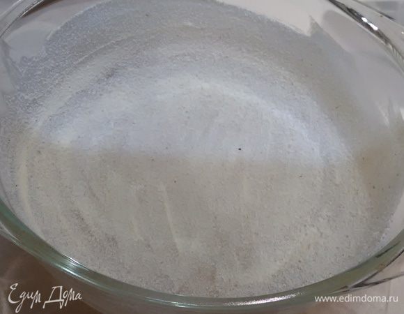 Форму смазать сливочным маслом. Я по примеру Юлии делаю это щепотью, так быстрее и эффективнее. Посыпать манкой.