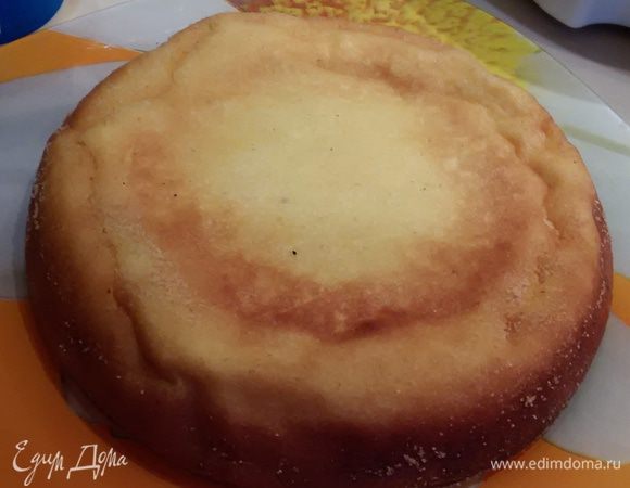 Вынуть из духовки и сразу же опрокинуть на блюдо.