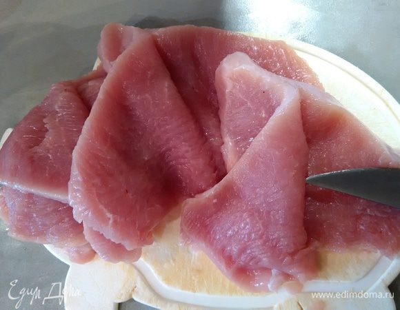 Необходимо взять кусок филе достаточно ровный, чтобы удобно было отрезать куски для отбивных. Филе помыть и обсушить.
Отрезать 4 пласта толщиной около 1,5 см. Каждый пласт разрезать вдоль не до конца, чтобы получился карман. На фото я постаралась показать, как это должно выглядеть.
После этого каждый кусочек отбить. Удобнее это делать, положив мясо в пакет.