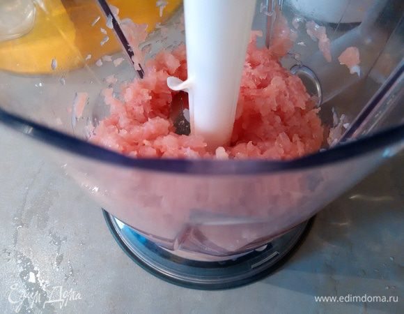 Оставшееся мясо измельчить блендером, стараясь не доводить до состояния фарша.