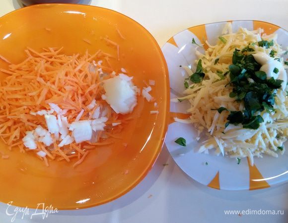 Приготовить две начинки. Для первой любой имеющийся сыр натереть на крупной терке. Добавить рубленый базилик, пропущенный через пресс зубчик чеснока.
Для второй половину сырой моркови натереть на терке, маленькую луковицу мелко порубить.
