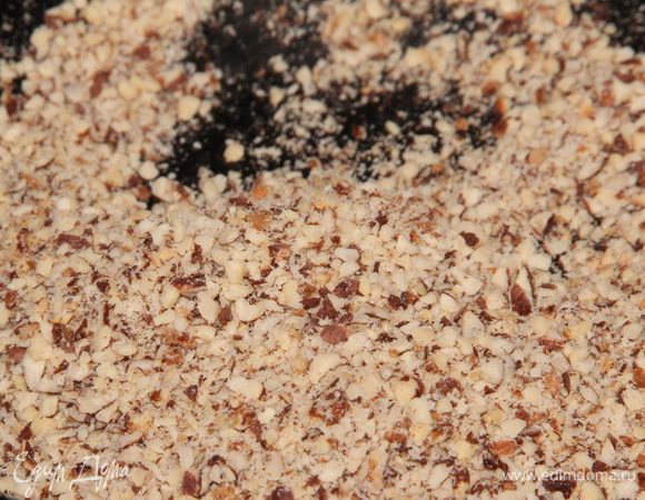 60 г очищенного фундука смалываем, как можно мельче, и обжариваем на сухой сковороде.