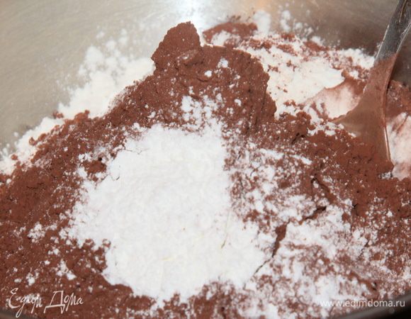 Подготавливаем сухую смесь: просеиваем муку, добавляем какао и разрыхлитель, перемешиваем.