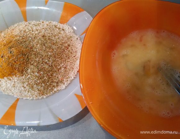 Яйцо посолить, слегка взбить вилкой. Смешать панировочные сухари с карри и молотой паприкой.