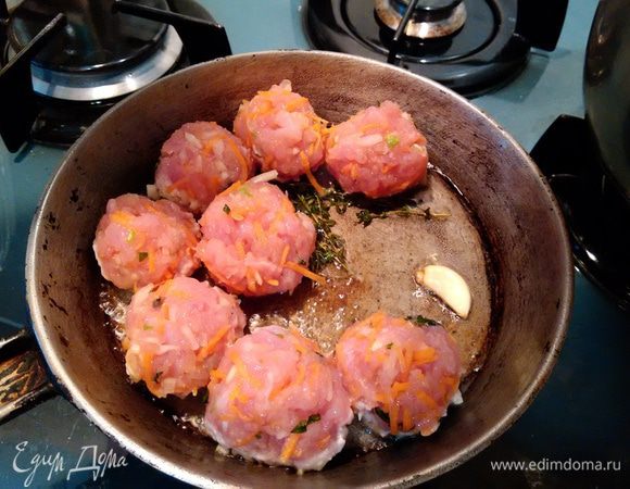 Морковную начинку добавить к рубленой индейке, посолить, влить 3-4 чайных ложки взбитого яйца, сформировать небольшие шарики. У меня получилось 10. Дно сковороды натереть чесноком. Влить масло, добавить несколько веточек тимьяна, разогреть. Обжарить шарики со всех сторон до готовности.