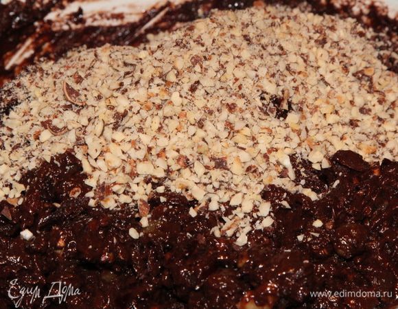 Смешиваем сухую смесь и подготовленную фруктовую смесь, на этом этапе добавляем цукаты. Вымешиваем все тщательно и добавляем молотые мелко орехи. И снова все вымешиваем лопаткой. Тесто получается густое. Форму 20 см выстилаем пергаментом. Духовку разогреваем до 150°С. Перекладываем смесь в форму, разравниваем и отправляем в духовой шкаф выпекаться. У меня на это ушло ровно 2 часа 15 минут, как и у хозяйки рецепта. 