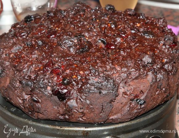 Вынимаем кекс из формы и полностью остужаем его на решетке. Затем деревянной шпажкой делаем много проколов сверху кекса и снизу. Оставшиеся 75 мл рома делим пополам. И сначала поливаем кекс сверху. Оставляем на 10 минут пропитаться.