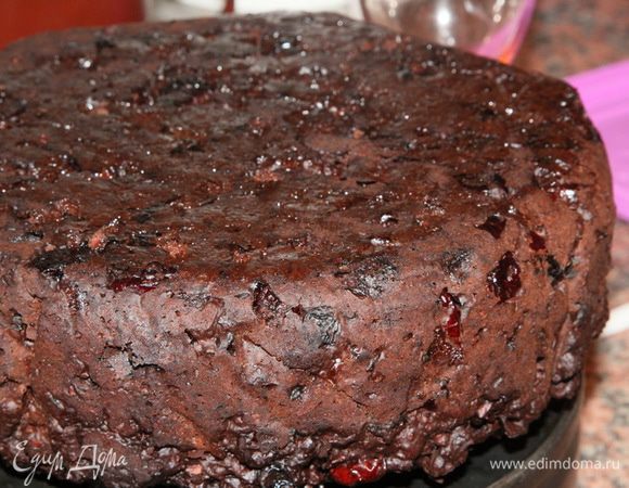 Затем переворачиваем кекс и поливаем ромом. Снова оставляем на 10 минут пропитаться. Здесь уточню: я кекс до полного не остужала. Я его поливала довольно горячим. Таким же, практически горячим я его и упаковывала. Но пишу по рецепту и добавляю свои уточнения. 