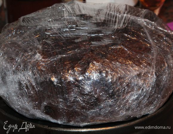 Теперь затягиваем кекс в пищевую пленку: много слоев. 