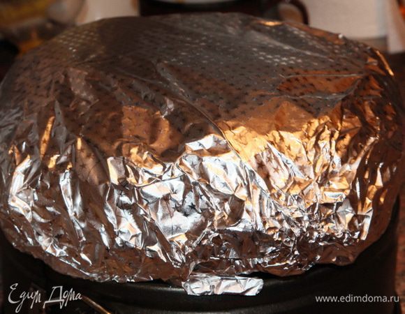 Запечатываем в фольгу, тоже не жалеем. И в таком виде отправляем в прохладное место. Я вынесла на застекленный балкон, поскольку в холодильнике места не было.