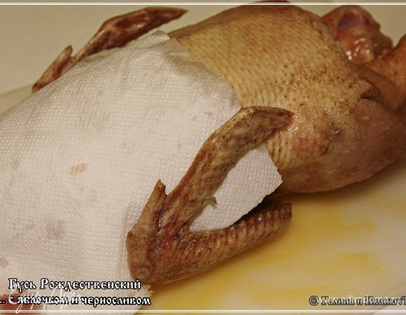 Даже можно применить бумажные полотенца для ускорения процесса. Только не вытирать, а промокнуть просто.