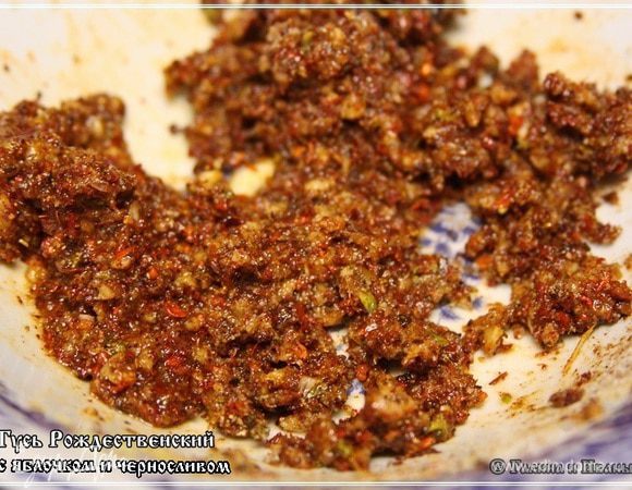 А потом хорошо перемешать. До образования однородной такой кашицы. Если будет очень сухо, можно добавить немного яблочного сока. Чтобы немного смесь увлажнить.