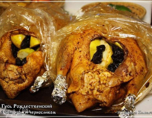 Начинка готовится банально. Яблоки режутся на четвертинки. Все, что в серединке вычистить. Семечки там всякие и т.п. убрать. И потом этими яблоками с черносливом набить гусей изнутри. Плотно. 