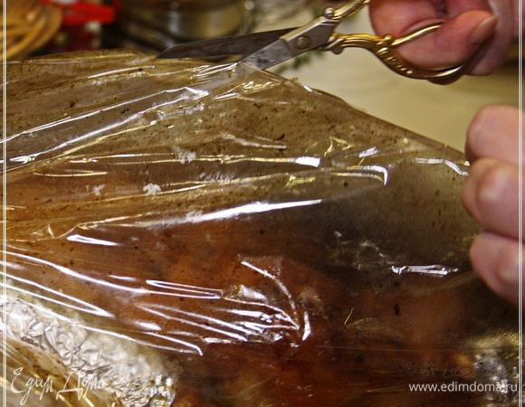 Пакеты надо вспороть. Только аккуратно, брызнуть все-таки может. И горячо и грязно получится.