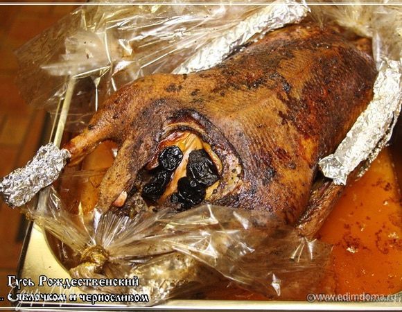 Дальше его в распечатанном виде отправить надо в духовку. Еще минут на двадцать, как минимум. Температуру оставьте прежнюю.
Вот он какой получится. Главное дело корочка станет похрустывающей. И немного покрасившее.
