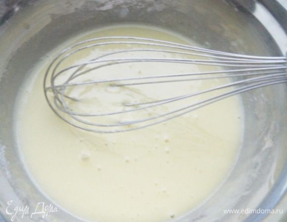 Яйца разделить на желтки и белки. 
Желтки смешать с сахарной пудрой (одну ложку оставить) и ванильным сахаром. Нагреть на водяной бане, все время помешивать. Следить, чтобы желтки не свернулись. Я нагревала около минуты.

