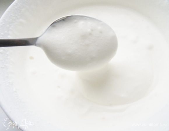 Хорошо охлажденные сливки взбить в отдельной миске с ложкой сахарной пудры до нежных пиков.