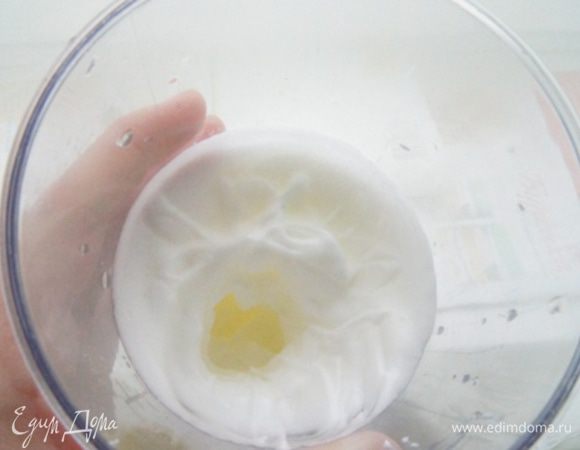 Белки взбить со щепоткой соли. 