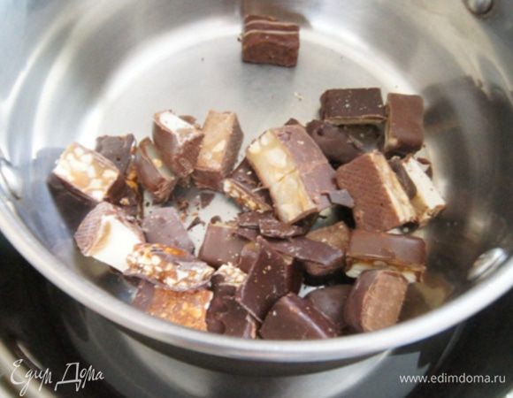 На водяной бане растопить нарезанные на кусочки конфеты и шоколад. 