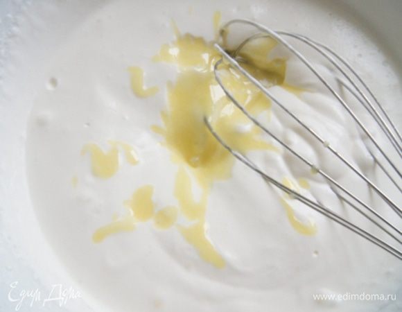 Ко взбитым сливкам добавить желтки с сахаром. Перемешать.