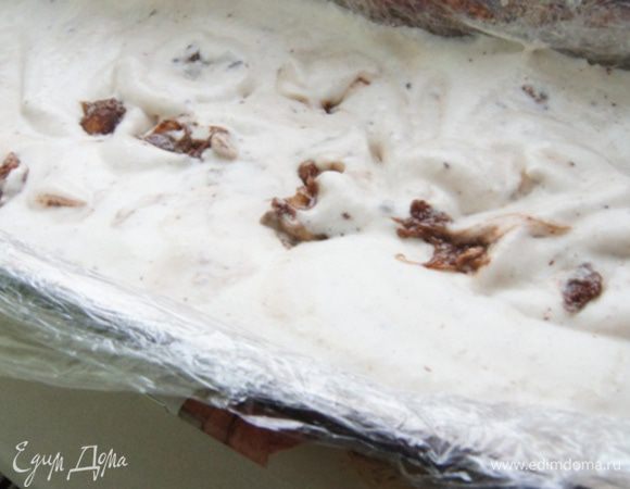 Форму, в которой будете замораживать семифредо выстелить пленкой или пергаментом.
Вылить смесь. Сверху добавить растопленные конфеты и размешать. У меня было несколько конфеток грильяж, которые не растопились и приятно хрустели в мороженом.
