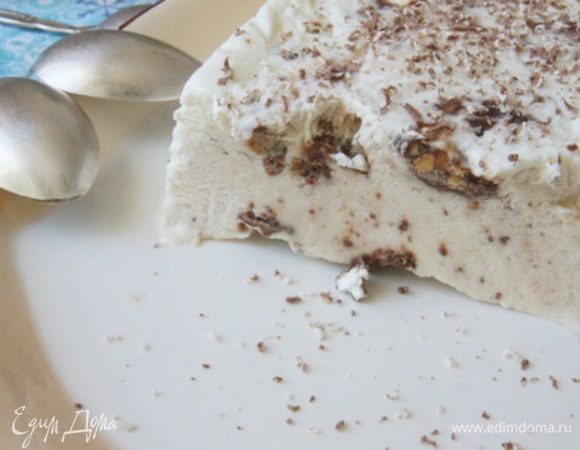 Поставить в морозилку на 5 часов. Убрать пленку и переложить на блюдо. Нарезать на кусочки. Сверху можно украсить тертым шоколадом.

Если хотите мягкое мороженое, оставьте в морозилке на 3 часа и ложкой сформируйте шарики мороженого.
Если оставляете на ночь, то за час до торжества переложите семифредо в холодильник.
