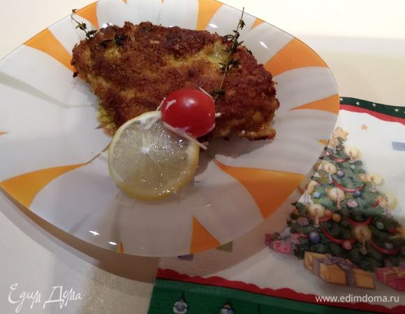 Теперь вернёмся к кордон блю. Кармашки начинить сырной смесью, сколоть зубочистками. Каждый карман сначала обмануть в яйцо, затем в панировочную смесь. Кстати, планировку можно взять и готовую.
Обжарить с двух сторон до готовности в сковороде с разогретым с добавлением веточек тимьяна маслом.
При подаче украсить по своему усмотрению. Тут хорошо подойдут ломтики свежих огурцов и помидоров.