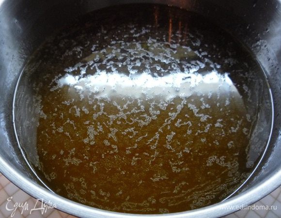 Бульон процеживаем и оставляем охлаждаться. Языки еще горячими очищаем от кожи и нарезаем тонкими дольками. Морковь нарезаем пластинками или кубиками (я использовала вырубки для мастики). Желатин заливаем небольшим количеством бульона, даем настояться 40 минут, затем распускаем на водяной бане и смешиваем с остальным бульоном.