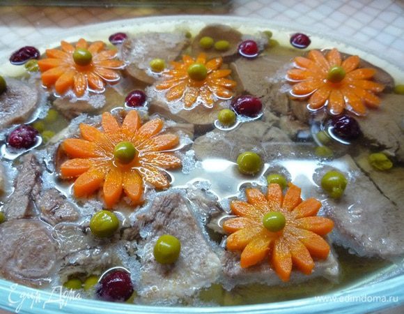 Заливное можете украшать по своему вкусу, подойдут ломтики лимона, маслины, маринованные огурчики, зелень.
Подавать с горчицей или хреном. Приятного аппетита!