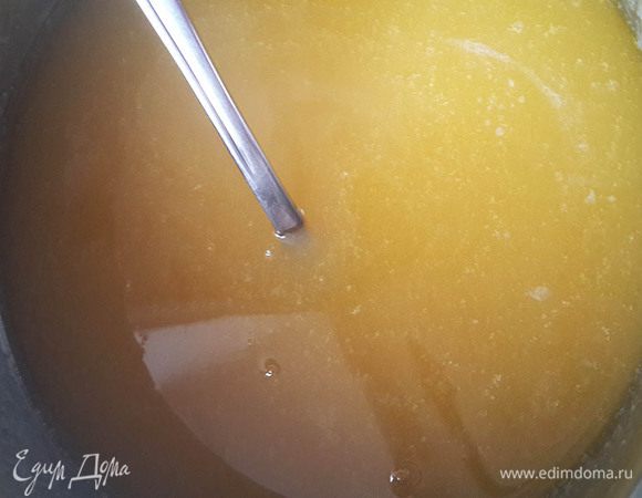 В кастрюльку налить мед, насыпать сахар, размешать. Поставить на медленный огонь.