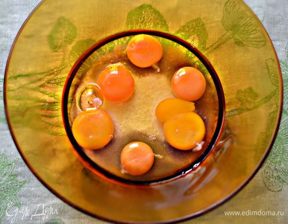 Яйца взбить с сахаром в пену.