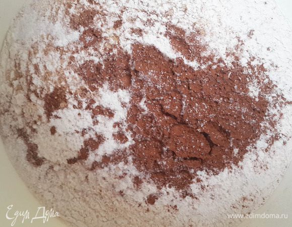 Большую часть муки просеять в большую миску (там и будем замешивать тесто). Просеять разрыхлитель, ванилин, имбирь и какао. 