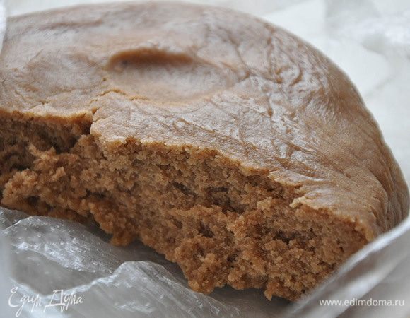 В мучную смесь вылить медовую смесь. Перемешать и потихоньку добавлять оставшуюся муку, пока тесто не перестанет липнуть к рукам. Повторюсь, как и во многих рецептах, что муки может понадобиться чуть больше или меньше. скатать тесто в шар. Я разделила на 2 шара, чтобы потом проще было его охлаждать и раскатывать. Положить в холодильник примерно на час или на ночь (разницы я не заметила).