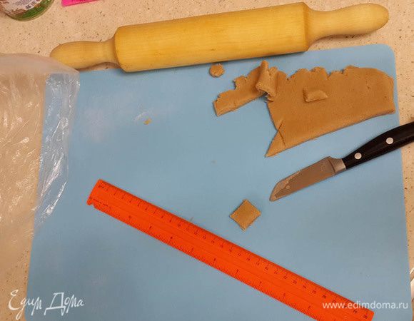 С помощью линейки я вырезала нужные формы (см. ниже). Аккуратно перенесла на противень, покрытый пергаментом. Шаблонами не пользуюсь уже, архитектурные навыки мне это позволяют. Но с шаблонами легче. В интернете много шаблонов с размерами и без. Я раскатывала тесто толщиной около 6-7 мм. Оно практически не поднимется потом, но по габаритам станет немного больше.