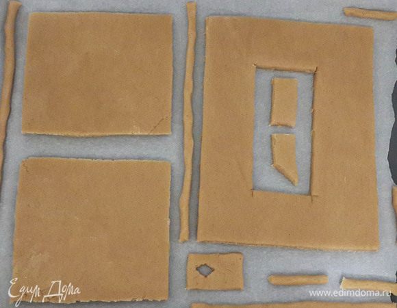 На этом фото подставка с дыркой в центре (для маленькой плавающей свечи), дверь и 2 части кровли. Кровлю можно сделать немного тоньше, чтоб легче была конструкция. Но тогда ее запекать отдельно, т.к. можно пересушить из-за разной толщины теста.