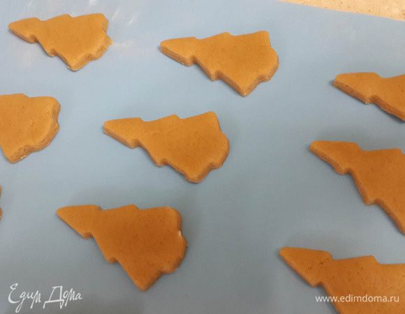 Елочки для украшения. На 2 огромных противня все не влезло.