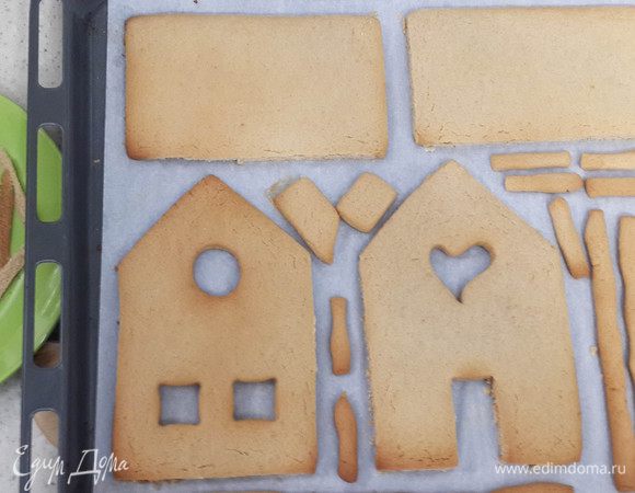 Печь при температуре 180°С (разогреть заранее). Около 10-12 минут. Смотрите по своей духовке. Я пекла сразу на 2 противнях, в режиме конвекции. Края немного зарумянились, тесто очень мягкое на ощупь. Потом оно остынет и станет плотным. На фото видны обрезки — это подравнивала некоторые края. 