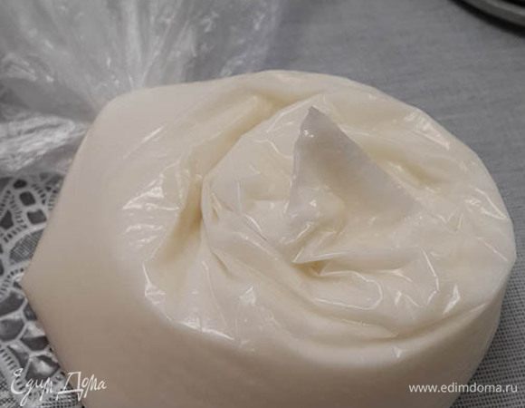 Приготовить глазурь. Белок слегка взбить вилкой. Добавить сахарную пудру. Должно быть жидко, но так чтоб текло очень медленно. На фото я уже отрезала кончик пакетика и при перерыве в работе переворачиваю вверх кончиком, чтобы не вытекала глазурь.