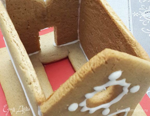 Сначала раскрасить все стены (остальное можно раскрасить, пока стены будут схватываться). Подождать минут 10. На подставку сначала поставить одну стену, к ней прилепить глазурью вторую стенку (к подставке тоже) и так, по очереди. Каждую стену я держала минут 5-7 (из них всего 1 минутку руками придерживала, остальное время потом само застывало) для надежности. Затем крышу. Потом детали, в самом конце трубу.